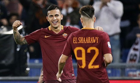 Gelandang AS Roma, Leandro Paredes (kiri) bersama striker, Stephan El Shaarawy.