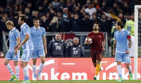 Gelandang AS Roma, Mohamed Salah (kedua kiri) mencetak gol ke gawang Lazio pada laga semifinal Coppa Italia, di Olimpico, Rabu (5/4) dini hari WIB. Lazio menang agregat 4-3.