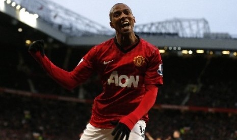 Gelandang Ashley Young.