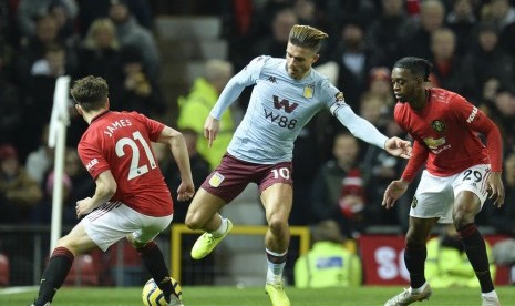 Gelandang Aston Villa Jack Grealish (tengah) saat menghadapi Manchester United (MU). United dinilai akan pikir ulang untuk merekrut Jack Grealish.