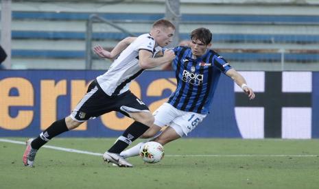 Gelandang Atalanta, Marten De Roon (kanan).