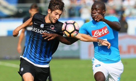 Bek Napoli Kalidou Koulibaly (kanan) tak memperkuat timnya menghadapi Inter Milan di leg pertama semifinal Coppa Italia 2019/2020.