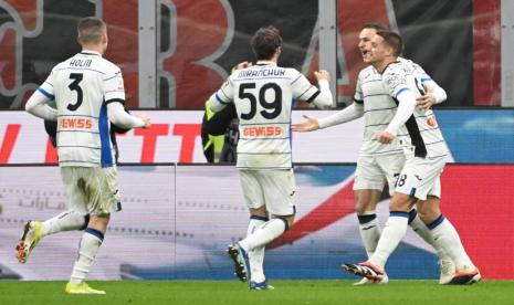 Gelandang Atalanta Teun Koopmeiners (kedua kanan) merayakan gol ke gawang AC Milan bersama rekan satu timnya pada laga perempat final Coppa Italia di San Siro, Milan, Kamis (11/1/2024) dini hari WIB.