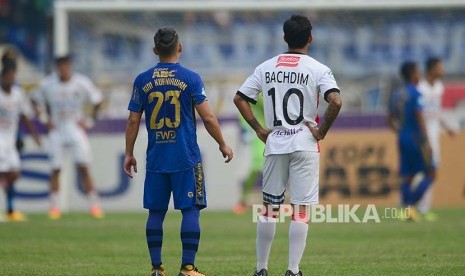 Gelandang Bali United irfan Bachdim dan adik iparnya gelandang Persib Bandung Kim Kurniawan menyaksikan rekan mereka menyerang dan bertahan di gawang Bali United pada pertandingan Gojek Traveloka Liga 1 antara Persib Bandung melawan Bali United, Kamis (21/9) di Stadion Si Jalak Harupat, Kab Bandung.