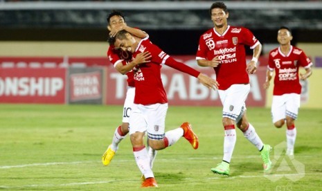 Gelandang Bali United Loudry M Setiawan memeluk rekannya I Made Wirahadi yang baru mencetak gol ke gawang Perseru Serui.