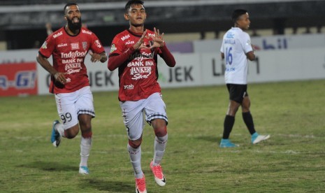 Miftahul Hamdi (kedua kiri) saat masih memperkuat Bali United.