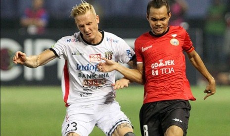 Gelandang Bali United Nick van der Velden berduel dengan bek Persija Rezaldi Hehanusa.