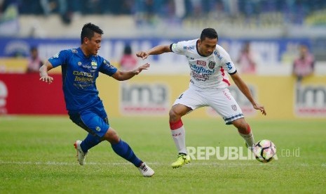  Gelandang Bali United Ricky Fajrin Saputra dihadang bek Persib Bandung Dedi Kusnandar pada pertandingan Gojek Traveloka Liga 1 antara Persib Bandung melawan Bali United, Kamis (21/9) di Stadion Si Jalak Harupat, Kab Bandung. Pertandingan tersebut berakhir imbang 0-0.