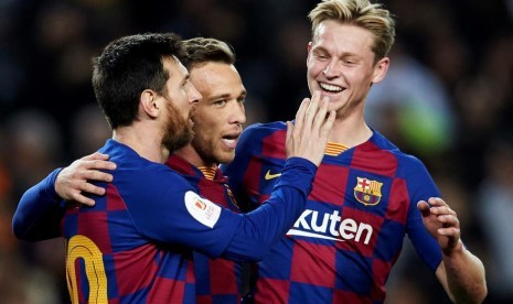 Gelandang Barcelona Arthur Melo (tengah) merayakan gol ke gawang Leganes bersama Lionel Messi (kiri) dan Frenki De Jong.