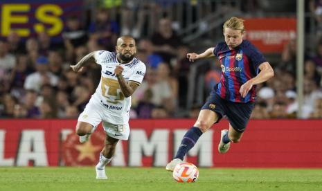 Gelandang Barcelona Frenkie de Jong (kanan) dalam pertandingan Joan Gamper Trophy.