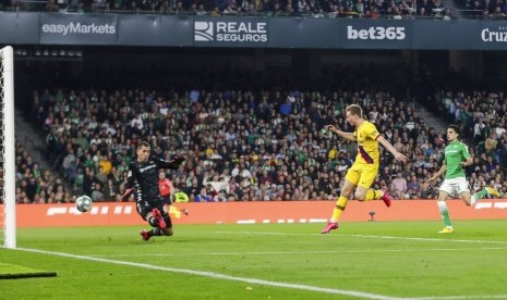 Gelandang Barcelona, Frenkie de Jong mencetak gol ke gawang Real Betis.