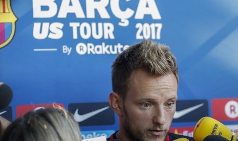 Gelandang Barcelona, Ivan Rakitic memberikan keterangan kepada wartawan saat tur pramusim tim di Amerika Serikat, Sabtu (29/7).