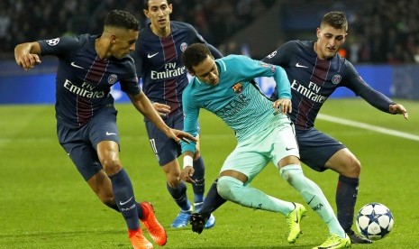 Gelandang Barcelona, Neymar di antara kepungan pemain Paris Saint-Germain (PSG) pada suatu laga Liga Champions musim 2016/2017. Neymar dilaporkan segera hijrah ke PSG.