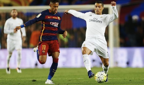 Neymar (kiri) saat masih membela Barcelona dan Cristiano Ronaldo saat masih membela Real Madrid.