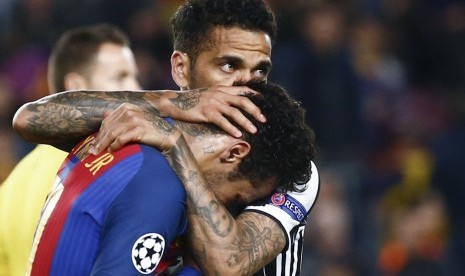 Gelandang Barcelona, Neymar Jr (kiri) menangis di pelukan bek Juventus, Dani Alves (kini pemain PSG) seusai leg kedua perempat final Liga Champions di Camp Nou, pada 20 April. 