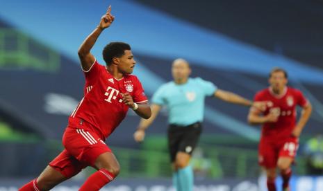 Gelandang Bayern Muenche, Serge Gnabry, merayakan golnya usai menjebol gawang Olympique Lyon di laga semifinal Liga Champions di Stadion Jose Alvalade, Lisbon, Portugal, pada Rabu (19/8).