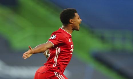  Gelandang Bayern Muenche, Serge Gnabry, merayakan golnya usai menjebol gawang Olympique Lyon di laga semifinal Liga Champions di Stadion Jose Alvalade, Lisbon, Portugal, pada Rabu (19/8).