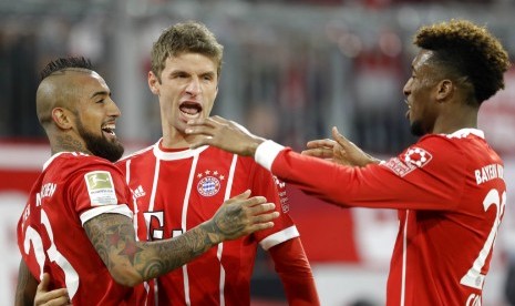 Gelandang Bayern Muenchen, Arturo Vidal (kiri) merayakan golnya ke gawang Hoffenheim pada laga Bundesliga di Allianz Arena, Sabtu (27/1). Muenchen menang 5-2.