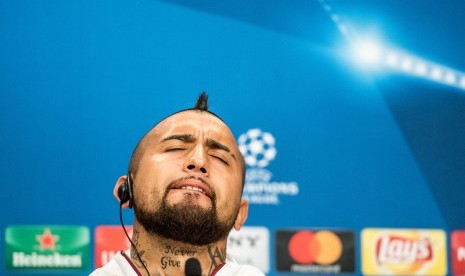 Gelandang Bayern Muenchen, Arturo Vidal saat memberikan keterangan pers Liga Champions di Munich, Jerman, Selasa (11/4).