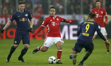 Gelandang Bayern Muenchen Thiago Alcantara (tengah) saat melawan RB Leipzig.