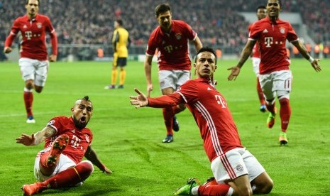 Gelandang Bayern Muenchen Thiago (kanan bawah) merayakan golnya ke gawang Arsenal bersama rekan-rekannya. Thiago mencetak dua gol dalam kemenangan besar Muenchen 5-1, Rabu (16/2). Malam ini mereka berpeluang mengunci gelar Bundesliga.