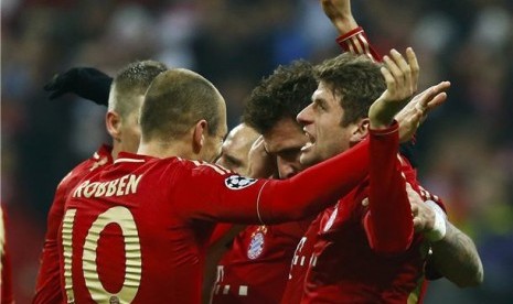 Gelandang Bayern Muenchen, Thomas Mueller (kanan), melakukan selebrasi bersama rekan setim usai menjebol gawang Juventus di leg pertama babak perempat final Liga Champions di Muenchen pada Selasa (2/4). 