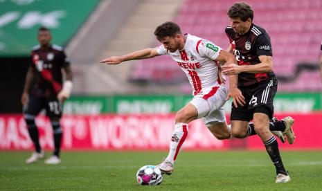 Gelandang Bayern Muenchen, Thomas Mueller (Kanan).