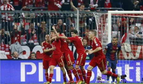 Gelandang Bayern Muenchen, Thomas Muller (dua kiri), melakukan selebrasi usai menjebol gawang Barcelona di leg pertama babak semifinal Liga Champions di Arena Stadium, Munich, Selasa (23/4). 