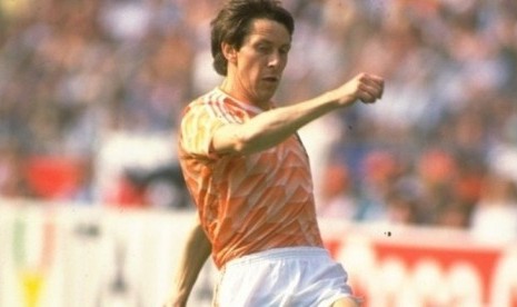 Gelandang Belanda, Arnold Muhren