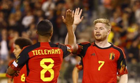 Gelandang Belgia Kevin de Bruyne (kanan) merayakan golnya ke gawang Wales dalam pertandingan UEFA Nations League.