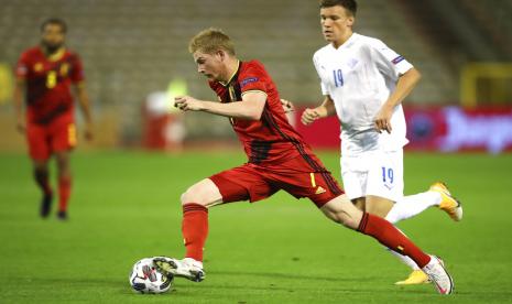 Gelandang Belgia Kevin De Bruyne menggiring bola saat menghadapi islandia dalam pertandingan UEFA Nations League. 