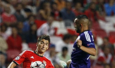 Gelandang Benfica, Filip Djuricic (kiri), berebut bola dengan pemain Anderlecht, Cheikhou Kouyate, dalam laga Liga Champions di Luz Stadium, Lisabon, Selasa (17/9). 