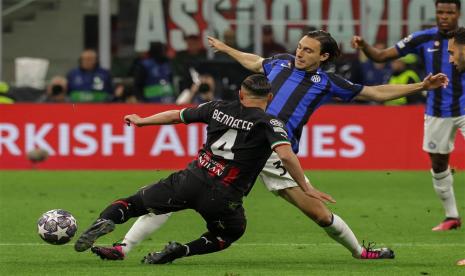 Gelandang bertahan AC Milan Ismael Bennacer (kiri) dalam pertandingan melawan Inter Milan di semifinal leg pertama Liga Champions.