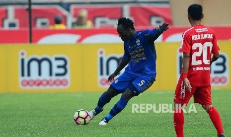 Gelandang bertahan Persib Bandung Michael Essien pada pertandingan Gojek Traveloka Liga 1 melawan Semen Padang FC di Stadion Si Jalak Harupat, Kab Bandung, Sabtu (9/9). 