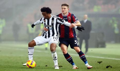 Gelandang Bologna, Mattias Svanberg (kanan) dan gelandang Juventus, Juan Cuadrado berebut bola pada laga Serie A di Renato Dall