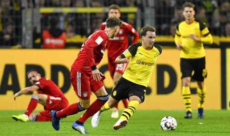 Gelandang Borussia Dortmudn Mario Goetze (kedua kiri) berusaha melewati adangan pemain Bayern Muenchen.