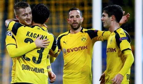 Gelandang Borussia Dortmund Marco Reus berpelukan dengan Shinji Kagawa setelah mencetak gol ke gawang Legia Warsawa.