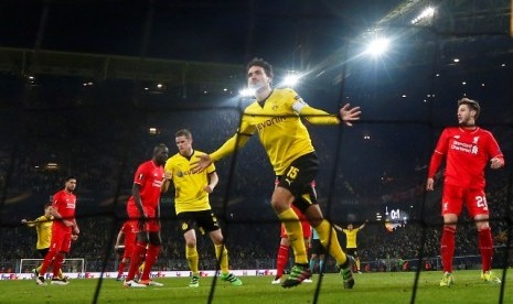 Gelandang Borussia Dortmund Matt Hummels (tengah) merayakan golnya ke gawang Liverpool.