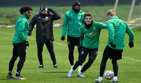 Gelandang Borussia Moenchengladbach Florian Neuhaus (kedua kanan) saat berlatih bersama rekan-rekannya jelang menghadapi Inter Milan di Liga Champions.