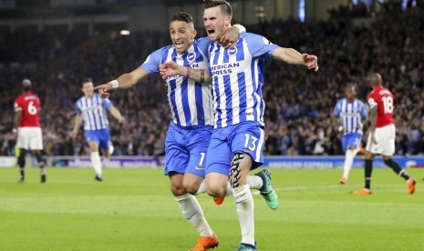 Gelandang Brighton and Hove Albion, Pascal Gross (kanan) merayakan gol bersama rekan setimnya ke gawang Manchester United, pada laga Liga Primer Inggris musim 2018/2019 di Stadion Amex.