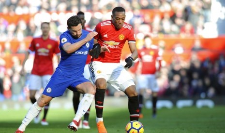 Gelandang Chelsea Danny Drinkwater (kiri) saat menjaga winger Manchester United Anthony Martial.