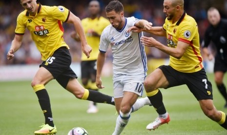 Gelandang Chelsea Eden Hazard (tengah) dijaga dua pemain Watford.