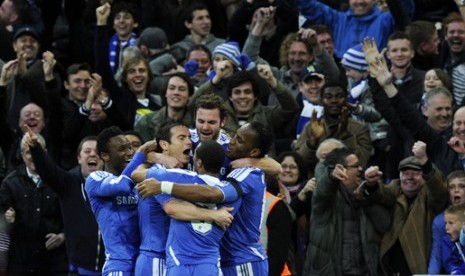 Gelandang Chelsea Frank Lampard (kedua dari kiri) merayakan golnya bersama rekan setim saat melawan Tottenham Hotspur di Wembley Stadium, London, Minggu (15/4) waktu setempat. (AP Photo/Tom Hevezi)