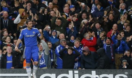 Gelandang Chelsea, Frank Lampard, melakukan selebrasi usai menjebol gawang West Ham United di laga Liga Primer Inggris di Stadion Stamford Bridge, London, Ahad (17/3). 