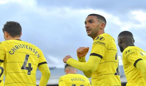 Gelandang Chelsea, Hakim Ziyech (tengah) merayakan gol ke gawang Crystal Palace pada laga Liga Primer Inggris di Selhurst Park, Sabtu (19/2/2022). Chelsea menang 1-0.