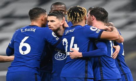 Gelandang Chelsea Jorginho (kedua kiri) merayakan golnya ke gawang Tottenham Hotspur bersama rekan-rekannya.