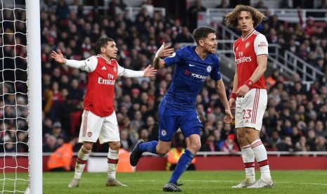 Gelandang Chelsea Jorginho (tengah) seusai menjebol gawang Arsenal.