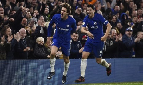 Gelandang Chelsea Marcos Alonso (kiri) merayakan golnya ke gawang Brighton Hove and Albion.