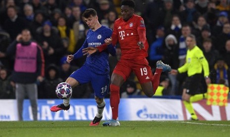 Gelandang Chelsea Mason Mount (kiri) berduel bola dengan bek sayap Bayern Muenchen Alphonso Davies.