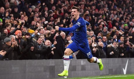 Gelandang Chelsea Mason Mount merayakan golnya ke gawang Aston Villa. Chelsea mengalahkan Villa 2-1. Pelatih Villa Dean Smith menilai Chelsea pantas menang.